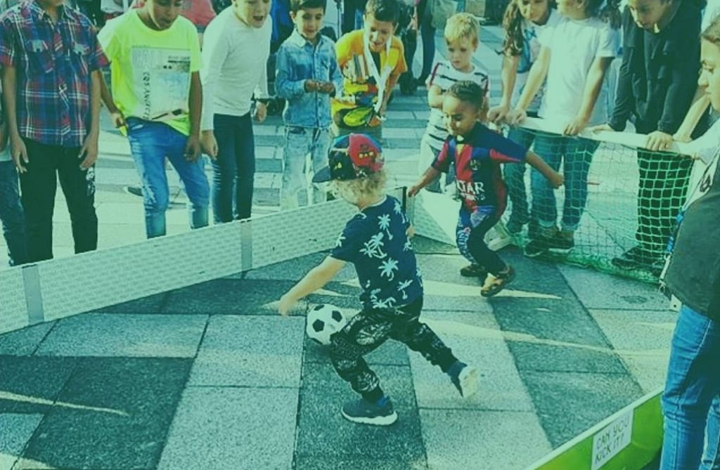 Kinder spielen Microsoccer