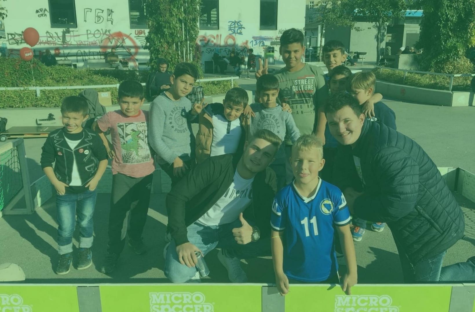 Kinder spielen Microsoccer- Coaches und Kinder bei microsoccer am Yppenplatz