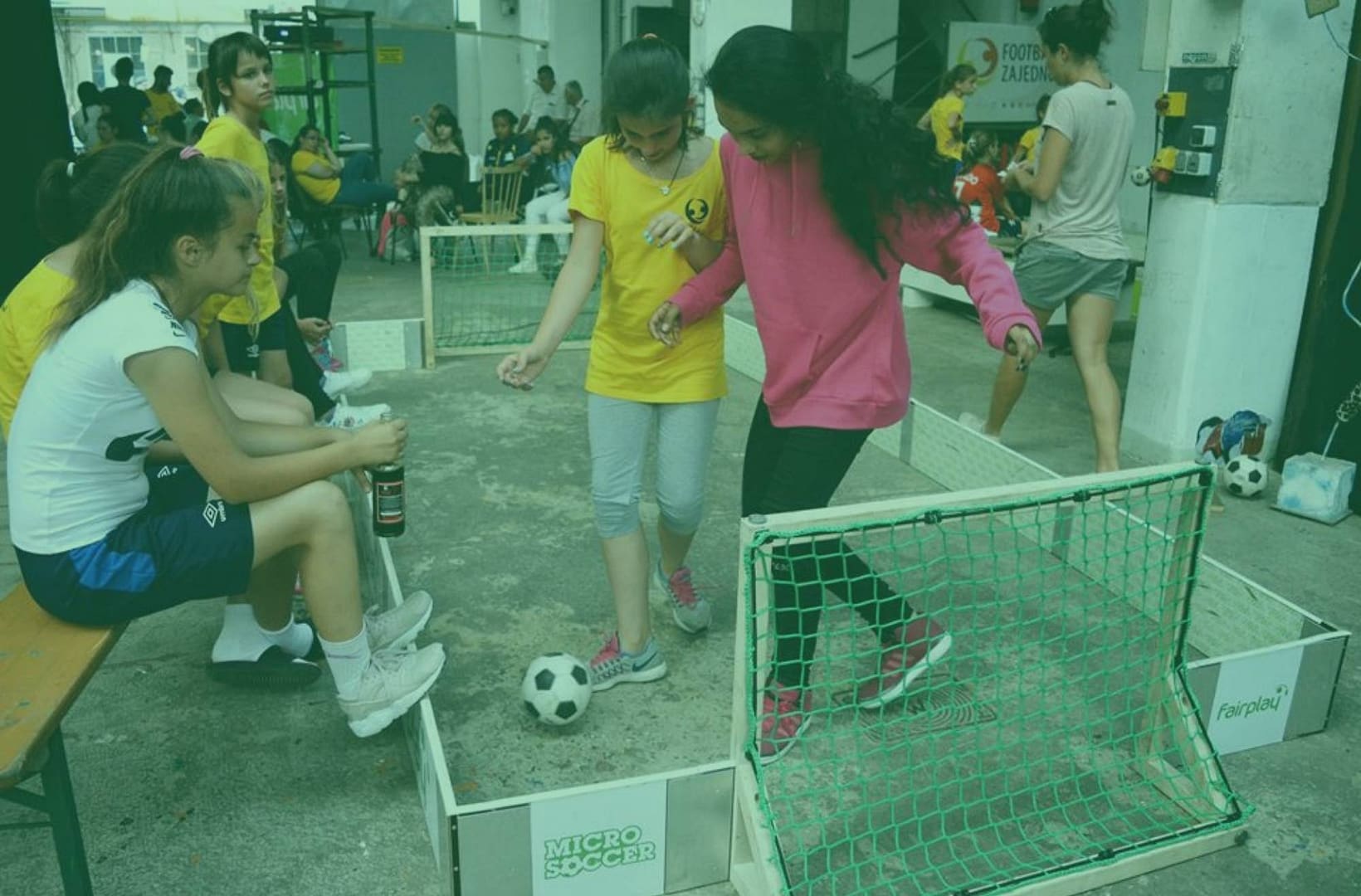microsoccer beim Girls Football Festival, Wien, Steinergasse, Mädchen spielen - sports education activities