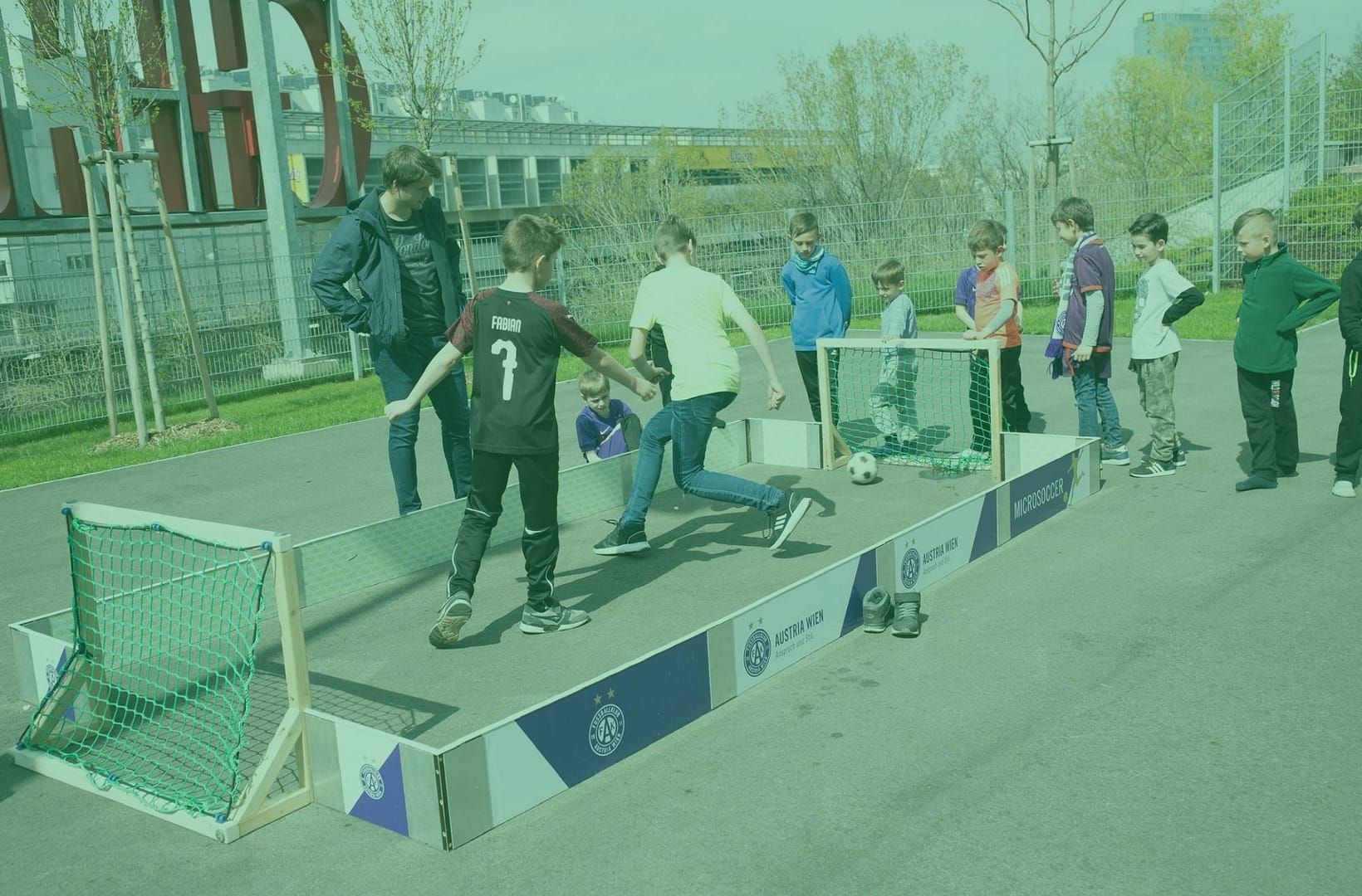 Generali Arena Wien, Kinder spielen microsoccer in einer gebrandeten microsoccer Box
