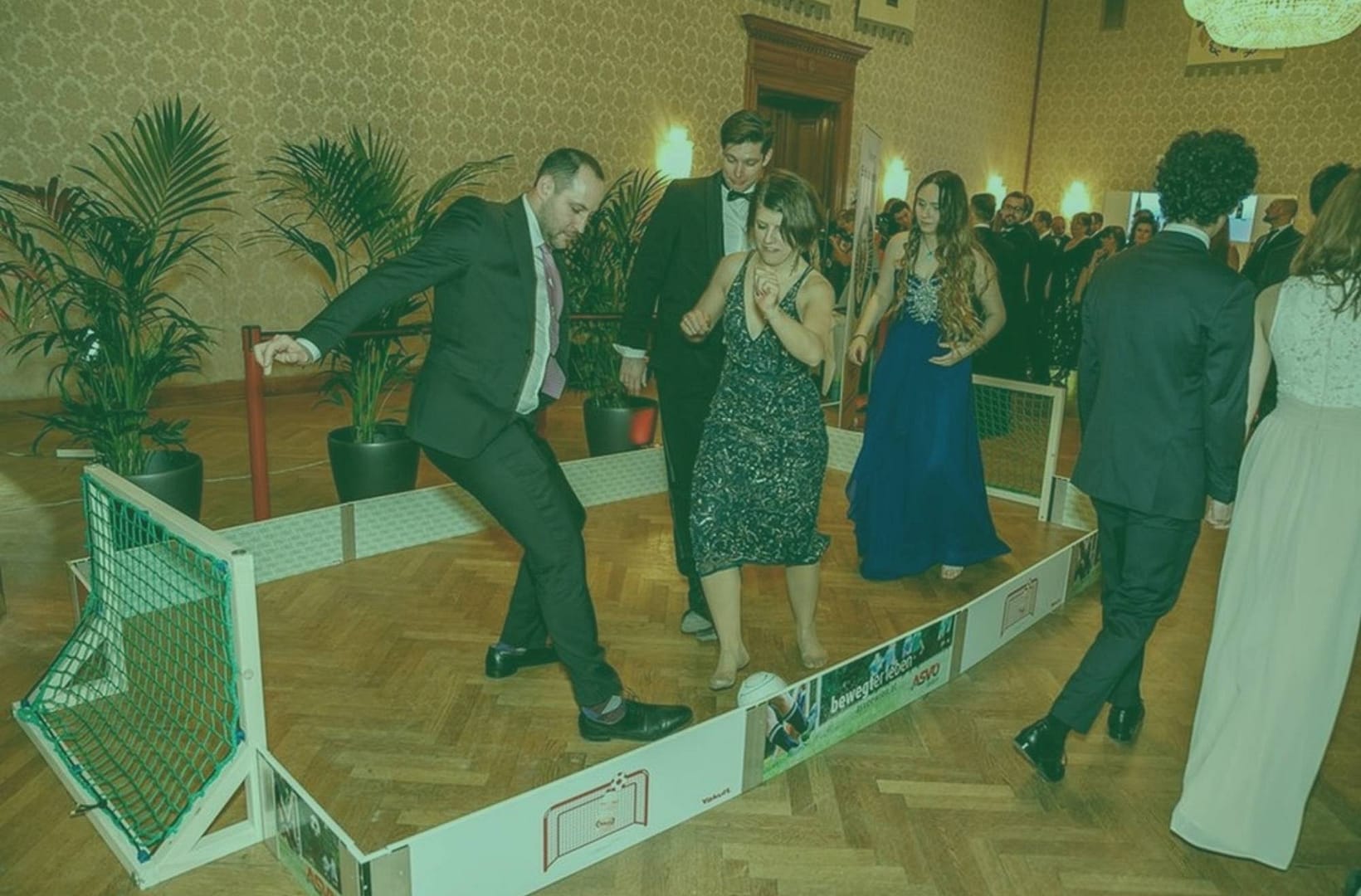 ball des sports, microsccer, yakult, gebrandete box, Personen in Anzug und Ballkleid spielen